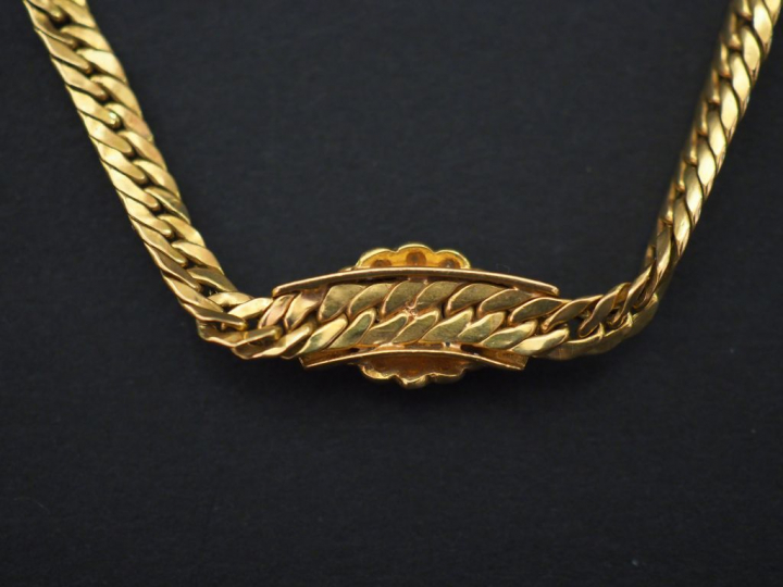Collier souple en or jaune, maille plate anglaise, orné en son centre 