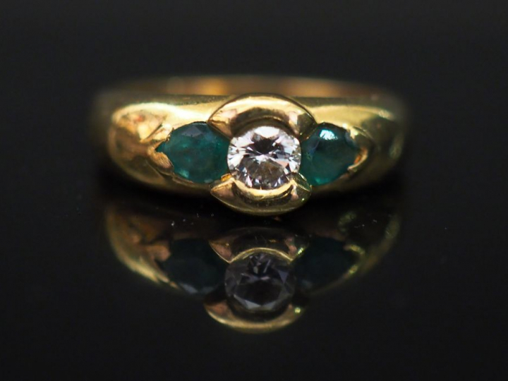 Bague jonc en or jaune, sertie en son centre d’un diamant de 0,20 ct e