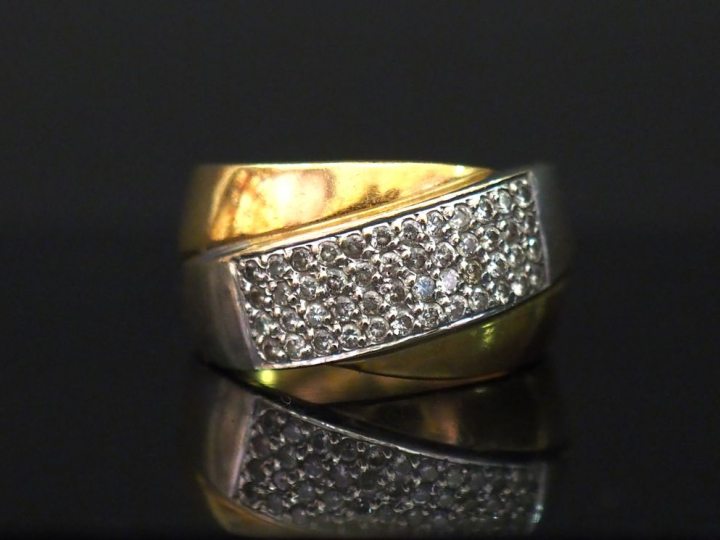 Bague deux tons d'or, formée de deux anneaux entrelacés dont l'un est 