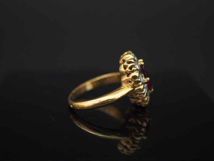 Bague marguerite en or jaune, sertie en son centre d’un rubis entouré 