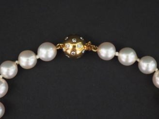 Vente aux enchères Collier de perles de culture ras de cou. Fermoir en forme de boule or 