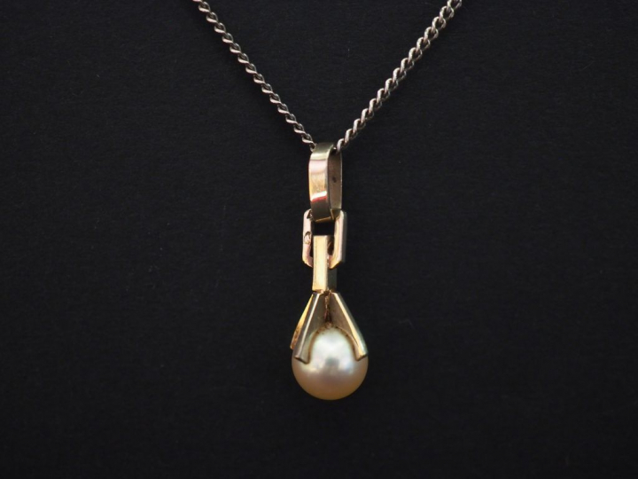 	Pendentif en or blanc, serti d’un perle blanche et sa chaine en or gr