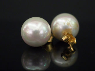 Vente aux enchères Paire de perces oreilles en or jaune et perles. Poids tel. 5,68 g