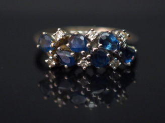 Vente aux enchères 	Bague jonc en or blanc, sertie de six saphirs et six petits diamants.