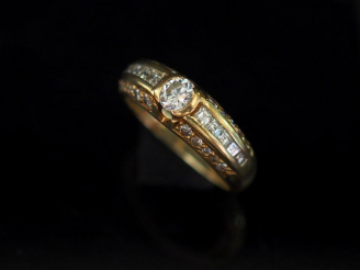 Vente aux enchères Bague jonc en or jaune, sertie en son centre d’un diamant de 0,33 ct é