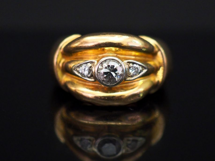 Bague dôme en or jaune, sertie en son centre d’un diamant taille ancie