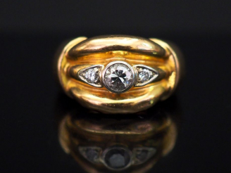 Vente aux enchères Bague dôme en or jaune, sertie en son centre d’un diamant taille ancie