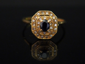 Vente aux enchères 	Bague de style Art déco de forme octogonale en or jaune, sertie en so