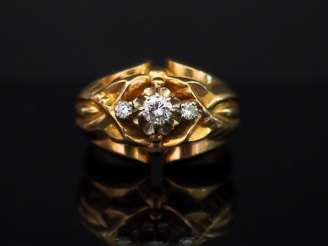 Vente aux enchères 	Bague dôme de style 1940 en or jaune, sertie en son centre d’un diama