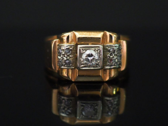 Vente aux enchères Bague « tank » de style 1940 en or jaune, sertie  d’un petit diamant c
