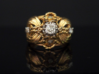 Vente aux enchères Bague dôme de style 1900 en or jaune, sertie en son centre d’un diaman