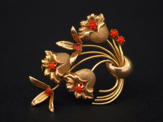 Vente aux enchères Broche 1900 en or jaune et corail en cabochon, en forme de gerbe de fl