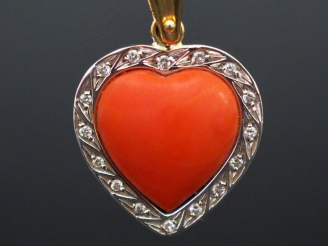 Vente aux enchères Pendentif deux tons d’or en forme de coeur, serti de corail en son cen