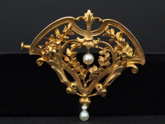 Vente aux enchères 	Broche/pendentif Art Nouveau en or jaune et  perles dont une en pende
