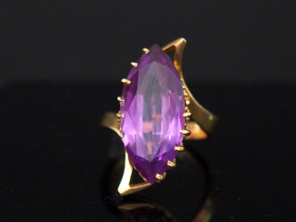 Vente aux enchères Bague de forme stylisée en or jaune, sertie d’une améthyste. Jolie mon