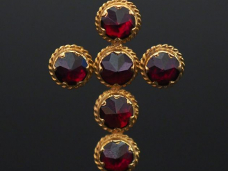 Vente aux enchères Pendentif en or jaune en forme de croix, sertie de six grenats. 3,4 x 