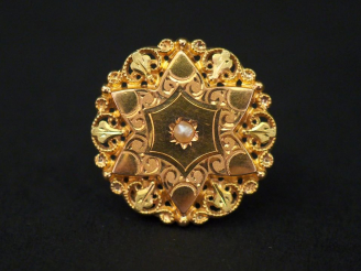 Vente aux enchères Broche ronde Napoléon III en or jaune, à décor  ajouré de rinceaux et 