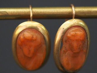 Vente aux enchères Paire de perces oreilles Napoléon III en or jaune  et corail en camée,