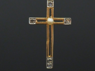 Vente aux enchères Pendentif ajouré en forme de croix en or jaune, à  décor en d’une perl