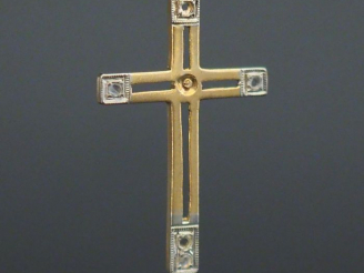 Vente aux enchères Pendentif ajouré en forme de croix en or jaune.  Les extrémités sertie