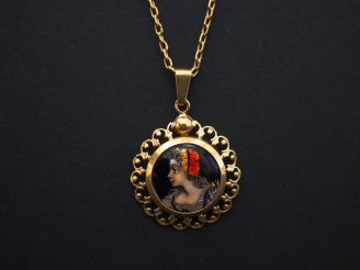 Vente aux enchères 	Pendentif en or jaune, serti en son centre d’un émail, à décor polych