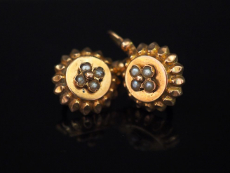 Vente aux enchères Paire de perces oreilles Napoléon III en or jaune 14K  et perles. Poid