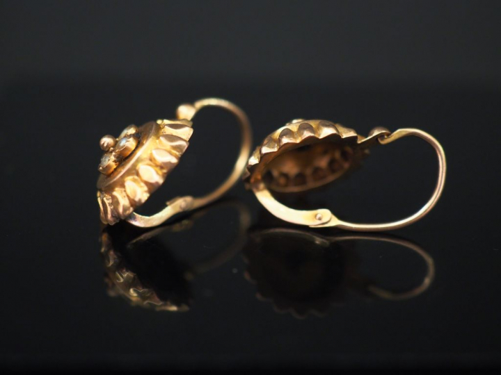 Paire de perces oreilles Napoléon III en or jaune 14K  et perles. Poid