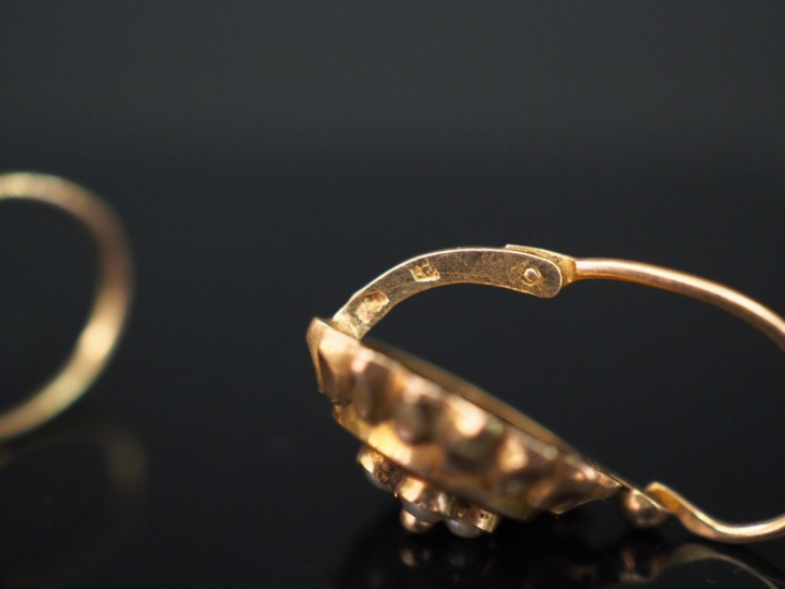 Paire de perces oreilles Napoléon III en or jaune 14K  et perles. Poid