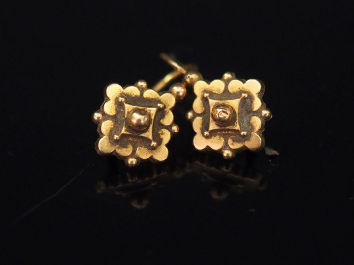 Paire de perces oreilles Napoléon III en or jaune 14K,  en forme de lo