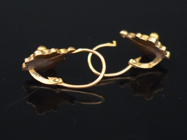 Paire de perces oreilles Napoléon III en or jaune 14K,  en forme de lo