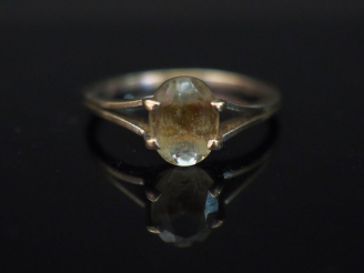 Vente aux enchères Bague en or blanc, sertie d’une pierre à l’imitation du diamant. TDD. 