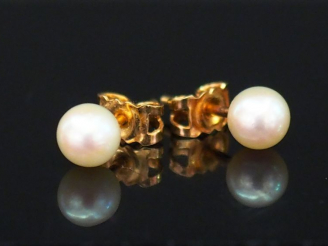 Vente aux enchères 	Paire de perces oreilles en or jaune et perles. Poids tel. 1,48 g