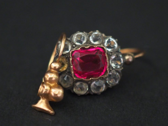 Vente aux enchères 	Perce oreille en or jaune, serti en son centre d’une  pierre rose ent
