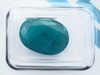 Vente aux enchères 	Emeraude sur papier de 7,61 ct. Avec son certificat.