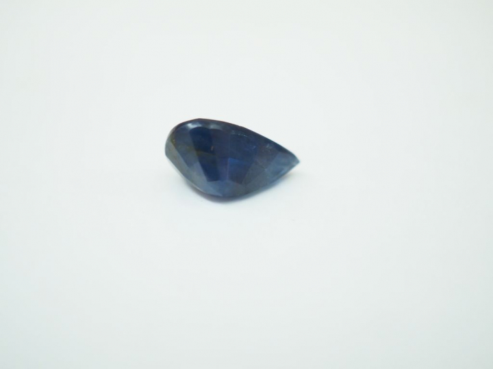 Saphir sur papier de 6,44 ct en forme de goutte. Avec son certificat.