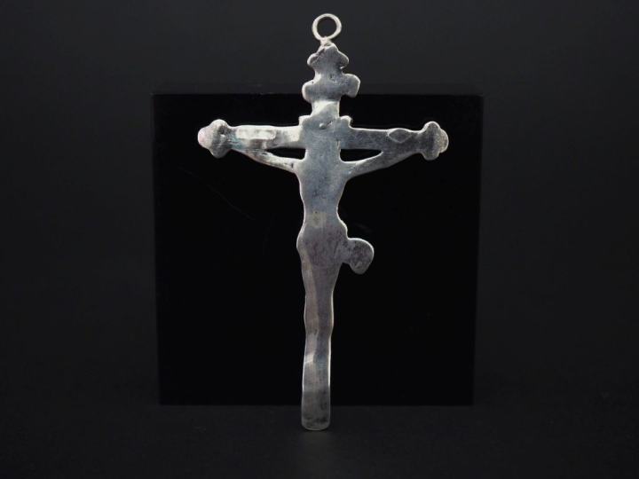 	Petit crucifix en argent anglais. 9 x 5,5 cm Poids. 12,10 g