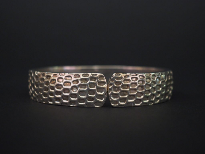Bracelet jonc en argent, à décor alvéolé. Poids. 47,68 g
