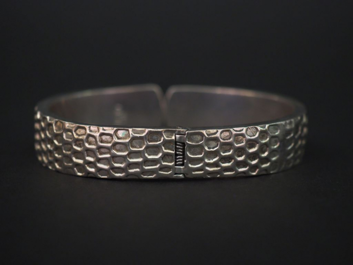 Bracelet jonc en argent, à décor alvéolé. Poids. 47,68 g
