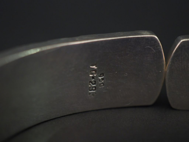 Bracelet jonc en argent, à décor alvéolé. Poids. 47,68 g