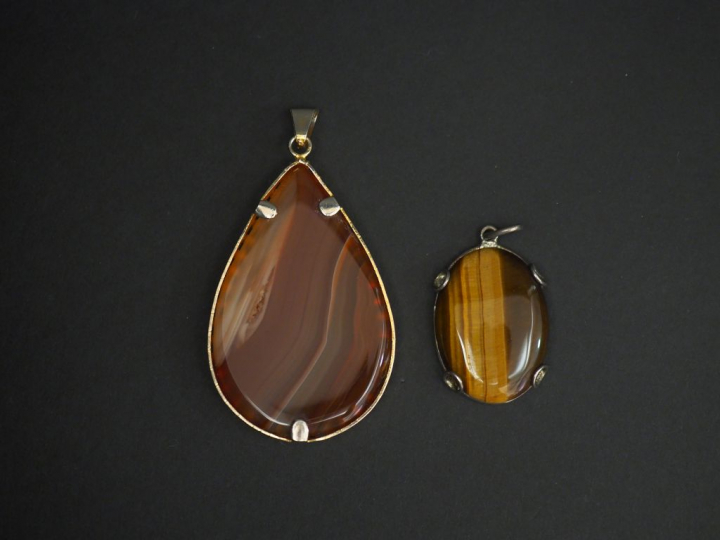 Ensemble comprenant :  - un pendentif en argent, sertie d’oeil de tigr