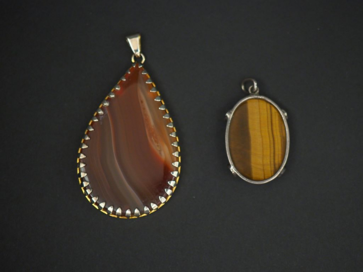 Ensemble comprenant :  - un pendentif en argent, sertie d’oeil de tigr