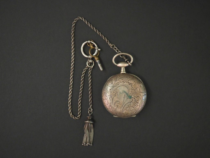 	Montre de gousset et sa giletière en argent. Cadran émaillé à chiffre