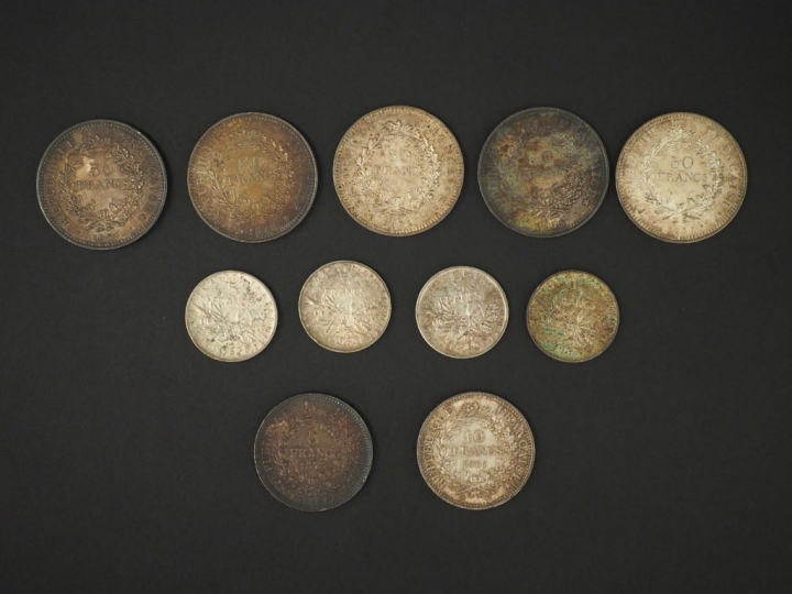 Ensemble comprenant :  - cinq pièces de 50 francs en argent, 1976, 197