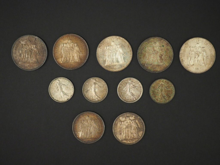 Ensemble comprenant :  - cinq pièces de 50 francs en argent, 1976, 197