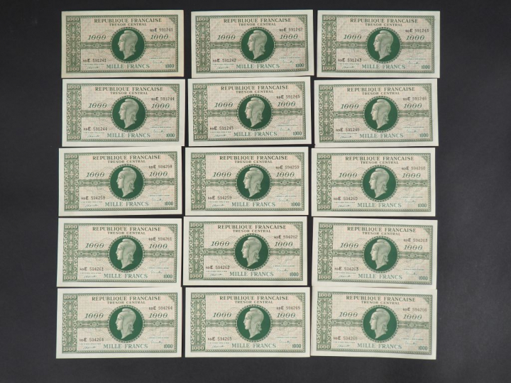 Ensemble comprenant vingt-six billets de 1000 Francs, Trésor Central. 