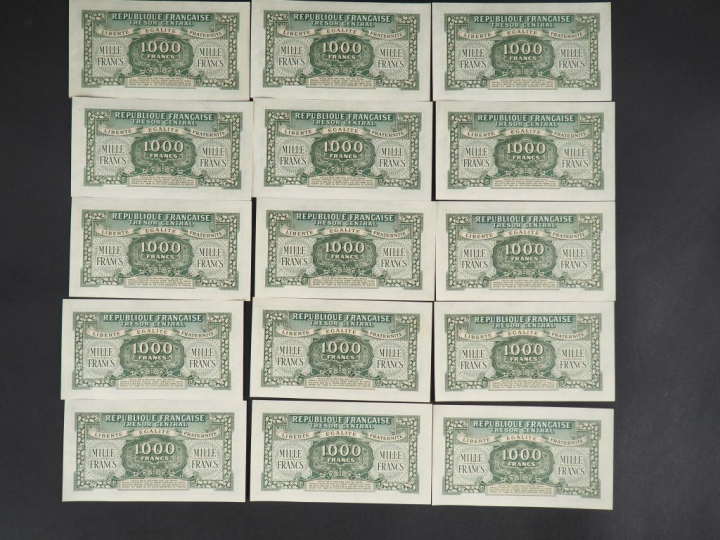 Ensemble comprenant vingt-six billets de 1000 Francs, Trésor Central. 
