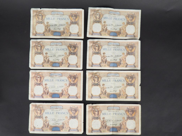 Ensemble comprenant 126 billets de 1000 Francs.