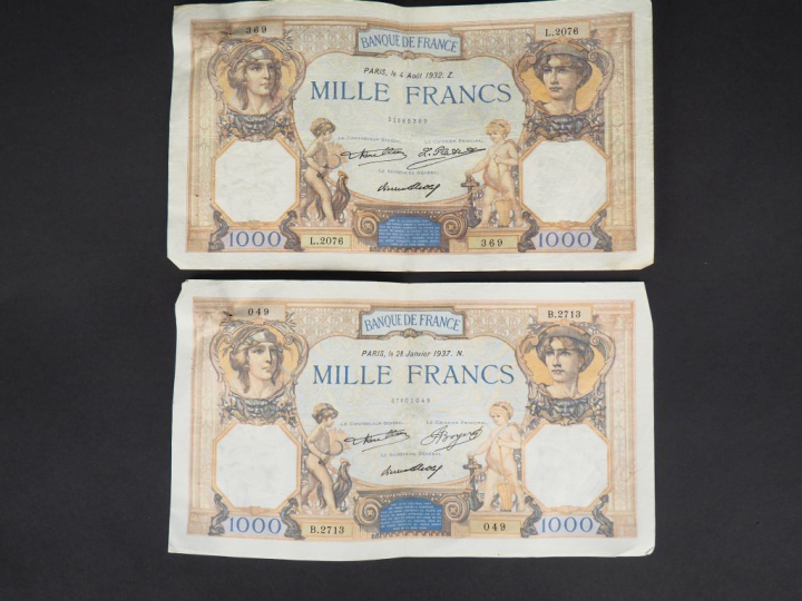 Ensemble comprenant 126 billets de 1000 Francs.
