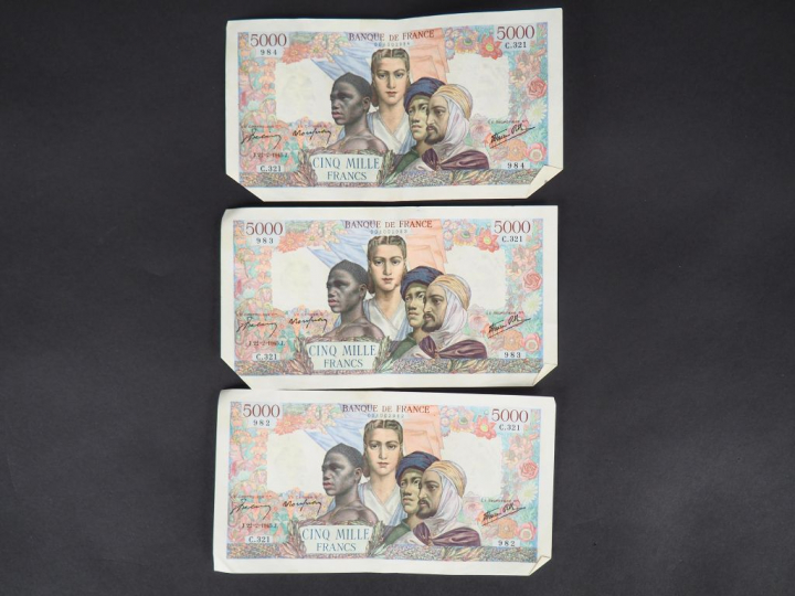 Ensemble comprenant trois billets de 5000 Francs