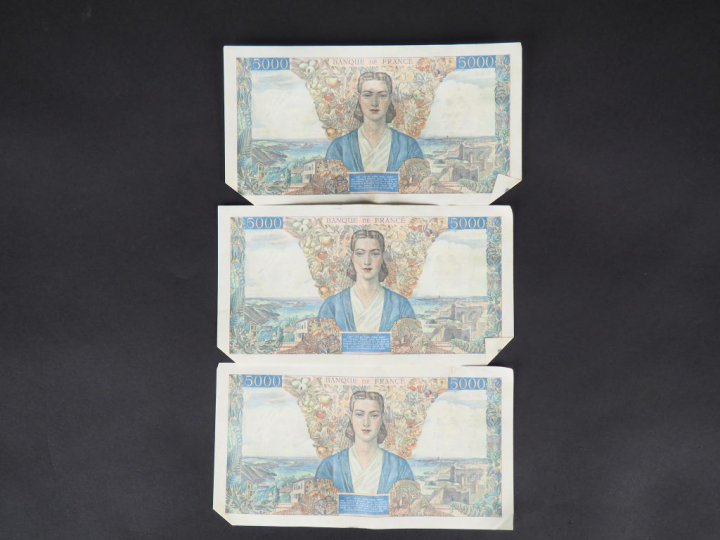 Ensemble comprenant trois billets de 5000 Francs